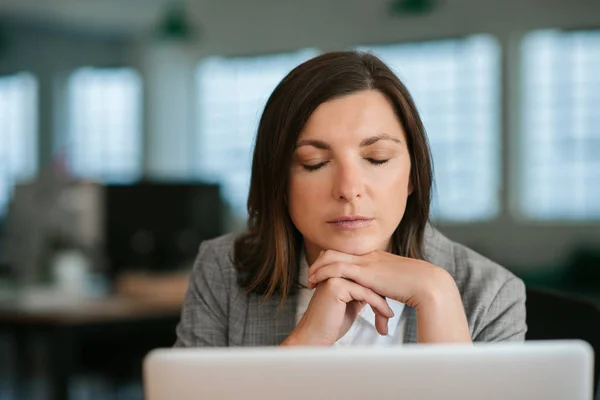 Kadını Yorgun Görünüyor Gözleri Kapalı Oturuyor Öğleden Sonra Ofisteki Masasında — Stok fotoğraf