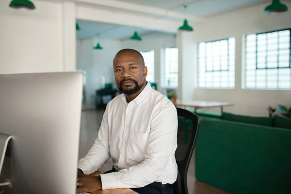 Портрет Сфокусированного Взрослого Афроамериканского Бизнесмена Работающего Компьютером Сидящего Рабочим Столом — стоковое фото