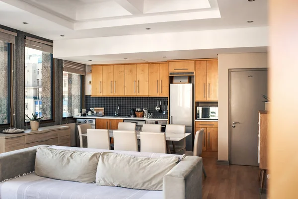 Interior Uma Confortável Sala Estar Apartamento Moderno Com Área Cozinha — Fotografia de Stock