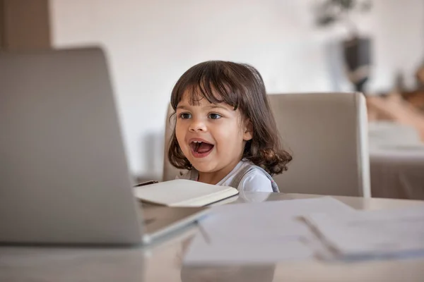 Skrattande Liten Flicka Tittar Något Sin Mammas Laptop Medan Sitter — Stockfoto