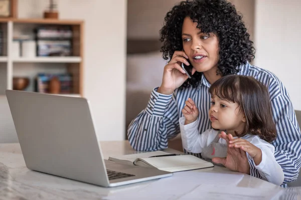 Madre Ocupada Emprendedora Hablando Celular Trabajando Portátil Con Pequeña Niña — Foto de Stock