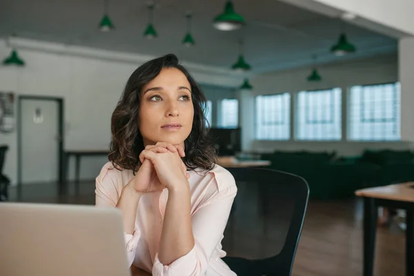 Businesswoman Thinking Her Work While Sitting Her Desk Large Modern — ストック写真