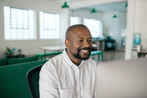 Gülümseyen Afrikalı Amerikalı Işadamı Öğleden Sonra Masasında Otururken Bilgisayarda Çalışıyor — Stok fotoğraf