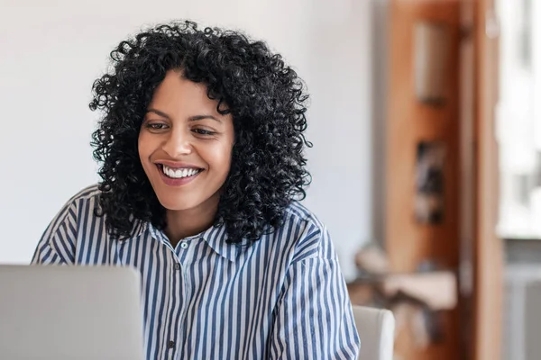 Mujer Emprendedora Riendo Mientras Está Sentada Una Mesa Casa Trabajando — Foto de Stock