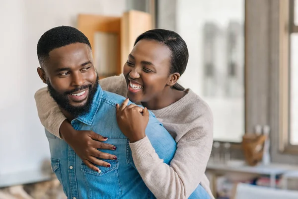 Γελώντας Νεαρή Αφρο Αμερικανίδα Αγκαλιάζει Τον Άντρα Της Από Πίσω — Φωτογραφία Αρχείου