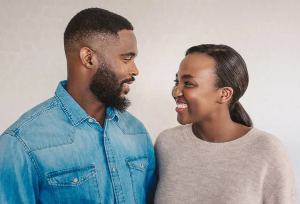 Joven Pareja Afroamericana Sonriendo Mirándose Uno Otro Mientras Están Pie — Foto de Stock