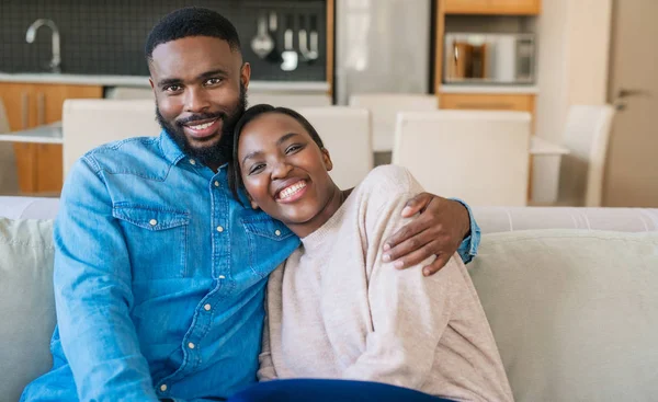 Porträt Eines Jungen Afrikanisch Amerikanischen Paares Das Lächelt Während Sich — Stockfoto