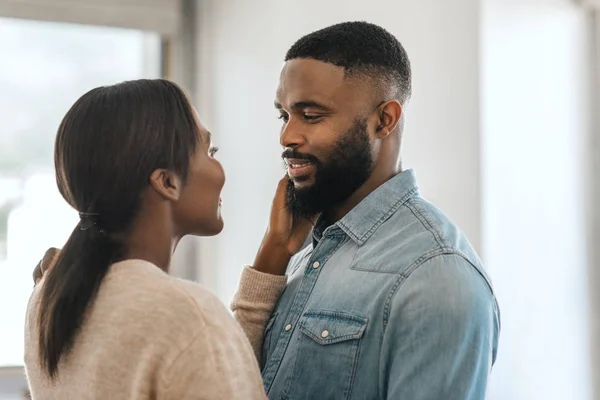 Joven Hombre Afroamericano Sonriendo Mirando Esposa Mientras Está Pie Codo — Foto de Stock