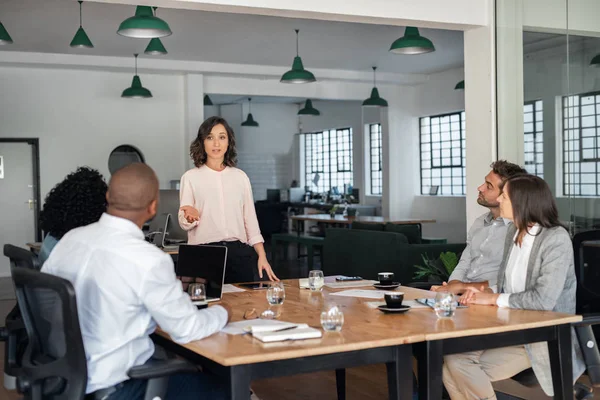 Young Businesswoman Talking Diverse Group Colleagues Meeting Table Office — 스톡 사진