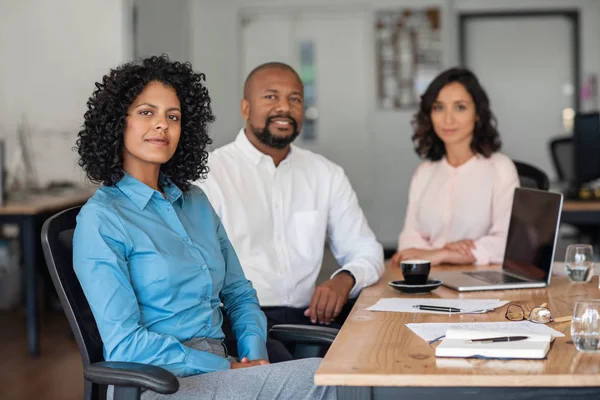 Retrato Una Mujer Negocios Sonriente Sentada Con Diversos Compañeros Trabajo — Foto de Stock