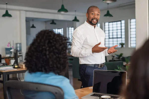 African American Manager Diskuterar Affärer Ett Möte Med Sin Personal — Stockfoto