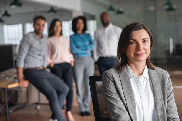 Retrato Una Mujer Negocios Sonriendo Mientras Sienta Una Silla Oficina — Foto de Stock