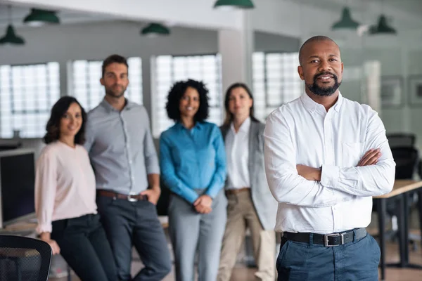 Retrato Hombre Negocios Afroamericano Sonriente Pie Con Los Brazos Cruzados —  Fotos de Stock