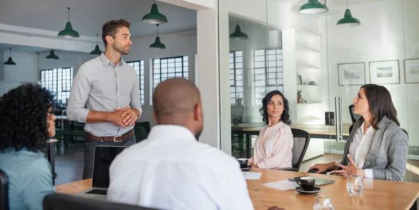 Young Businesswoman Talking Her Manager Meeting Coworkers Table Modern Open — 스톡 사진