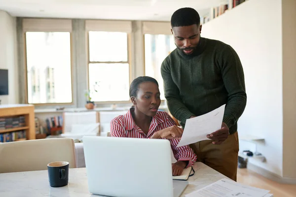 Junges Afroamerikanisches Paar Beim Online Banking Und Rechnungen Heimischen Esstisch — Stockfoto