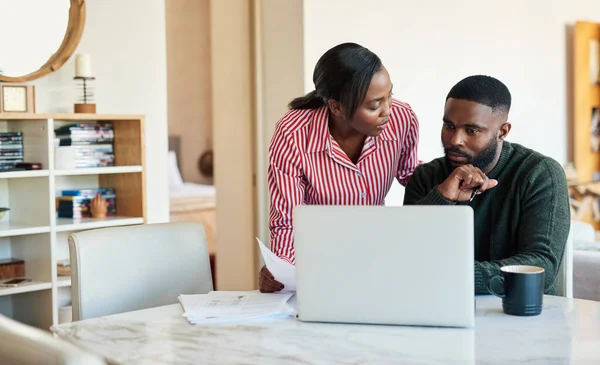 Jeune Couple Afro Américain Aller Sur Les Factures Faire Des — Photo