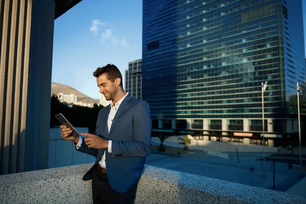 Jeune Homme Affaires Souriant Debout Seul Sur Terrasse Immeuble Bureaux — Photo