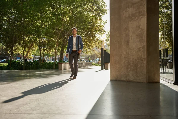 Självsäker Ung Affärsman Klädd Kavaj Och Bär Väska Promenader Staden — Stockfoto