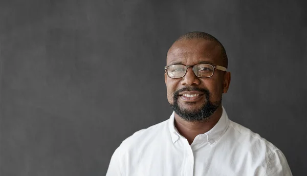 Portrait Homme Affaires Afro Américain Mature Souriant Portant Des Lunettes — Photo