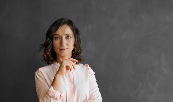 Retrato Una Joven Empresaria Asiática Confiada Parada Sola Frente Una — Foto de Stock