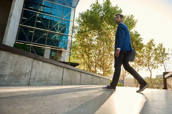 Joven Hombre Negocios Con Estilo Una Chaqueta Llevando Una Bolsa — Foto de Stock