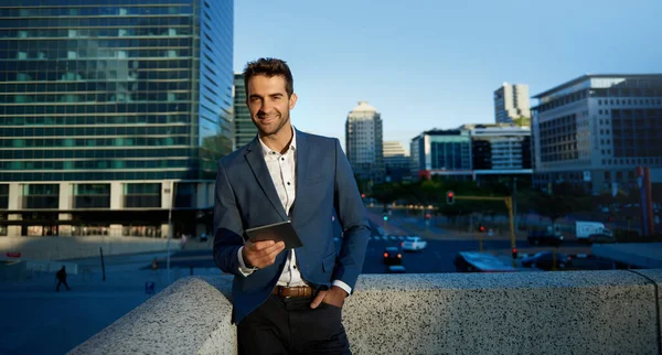 Retrato Joven Hombre Negocios Sonriente Parado Afuera Una Terraza Edificio —  Fotos de Stock