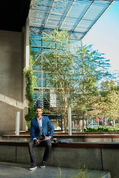 Retrato Hombre Negocios Sonriente Sentado Banco Fuera Edificio Oficinas Trabajando —  Fotos de Stock