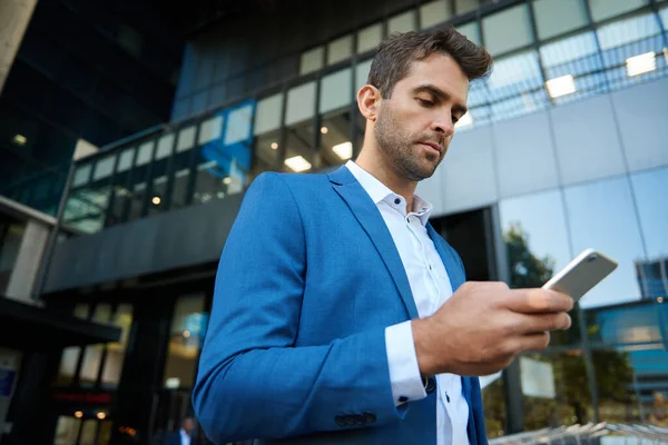 Joven Hombre Negocios Leyendo Mensaje Texto Celular Mientras Está Parado —  Fotos de Stock