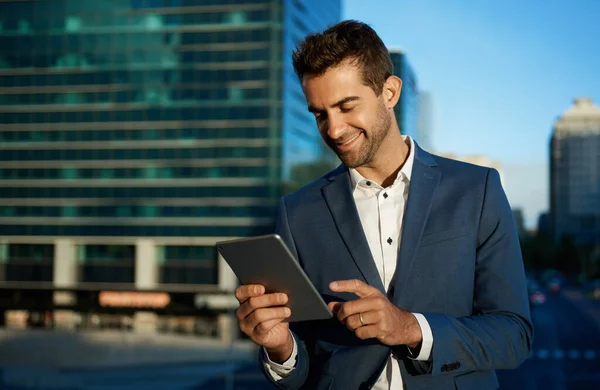 Joven Hombre Negocios Sonriente Que Trabaja Línea Con Una Tableta — Foto de Stock