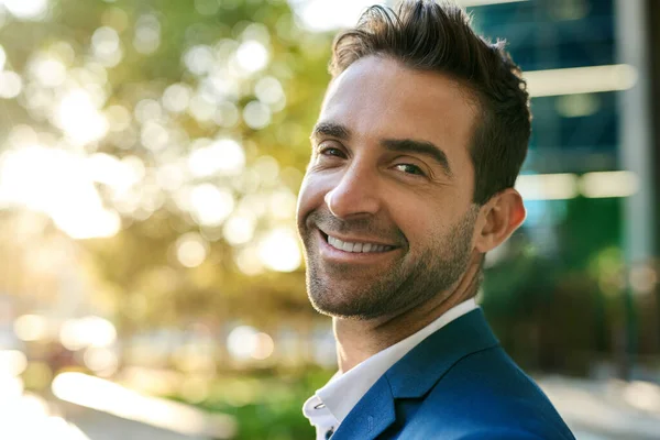 Retrato Joven Hombre Negocios Sonriente Con Una Camisa Una Chaqueta —  Fotos de Stock