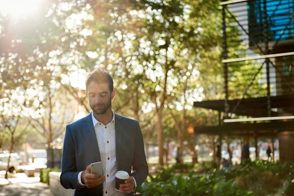 Joven Hombre Negocios Leyendo Mensaje Texto Celular Mientras Camina Con — Foto de Stock