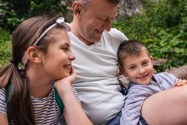 Sorrindo Pai Seus Dois Filhos Bonitos Sentados Caminho Fazendo Uma — Fotografia de Stock