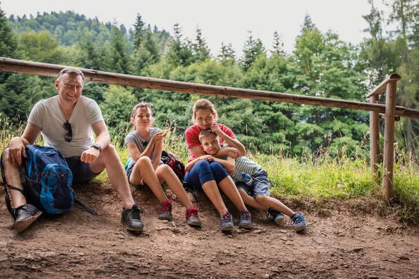 Retrato Padres Sonrientes Sus Dos Lindos Hijos Sentados Sendero Tomando — Foto de Stock