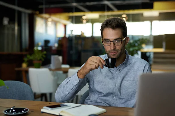 Jeune Homme Affaires Buvant Une Tasse Café Son Bureau Dans — Photo