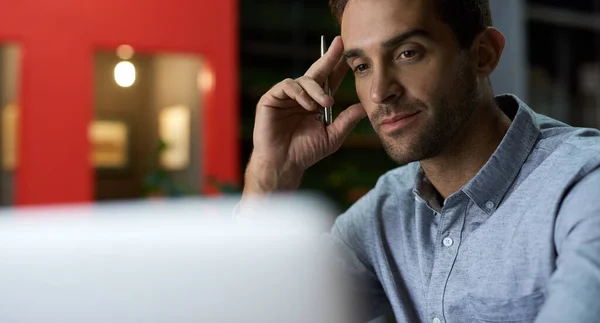 Focused Young Businessman Working Online Laptop While Sitting His Desk — Stock Photo, Image