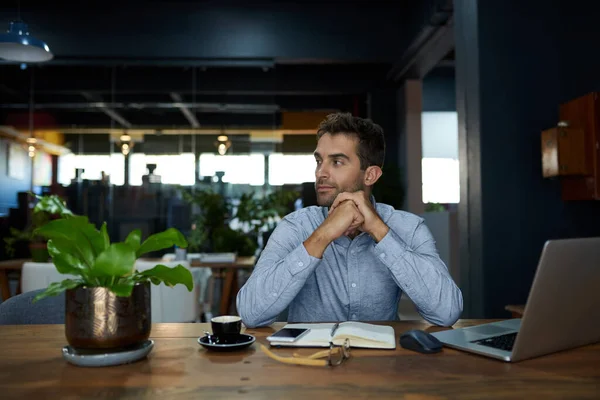 Ung Affärsman Går Igenom Anteckningar Och Arbetar Bärbar Dator Vid — Stockfoto