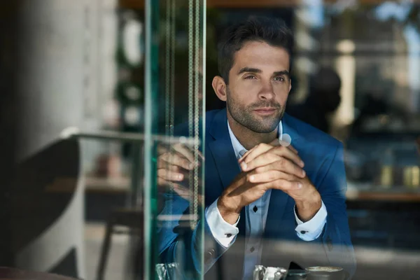 若いビジネスマンが彼の手でカフェの中に閉じ込められ 街の通りで窓を通して見て — ストック写真