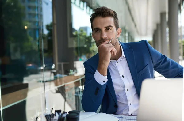 Jonge Zakenman Denken Het Werk Het Gebruik Van Een Laptop — Stockfoto