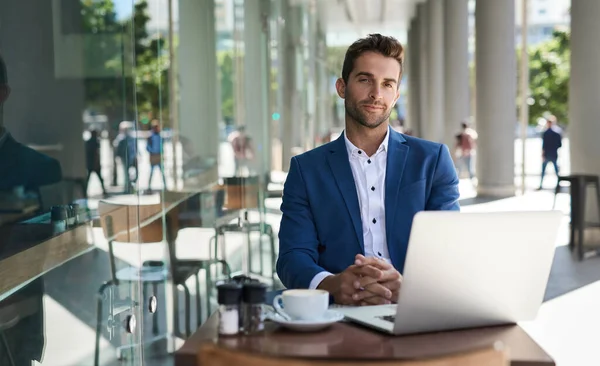 Portret Van Een Gefocuste Jonge Zakenman Die Werkt Een Laptop — Stockfoto