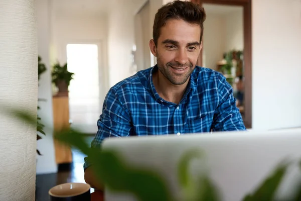 Leende Ung Man Sitter Vid Matbordet Och Jobbar Hemifrån Med — Stockfoto