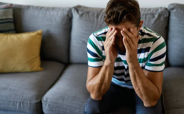 Jeune Homme Regardant Déprimé Assis Seul Sur Son Canapé Salon — Photo