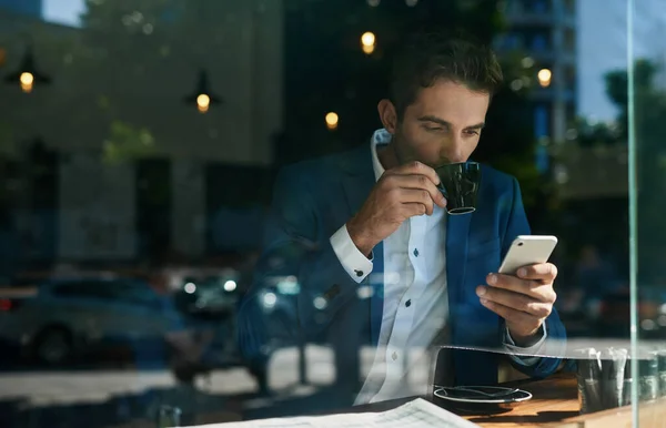 Joven Hombre Negocios Bebiendo Una Taza Café Leyendo Mensaje Texto —  Fotos de Stock