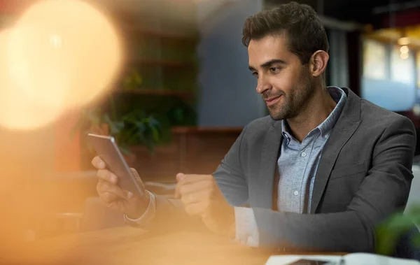 Jovem Empresário Sorrindo Usando Tablet Digital Enquanto Sentado Sua Mesa — Fotografia de Stock