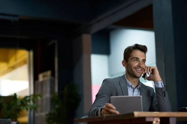 Jovem Empresário Sorrindo Conversando Seu Celular Usando Tablet Digital Sua — Fotografia de Stock