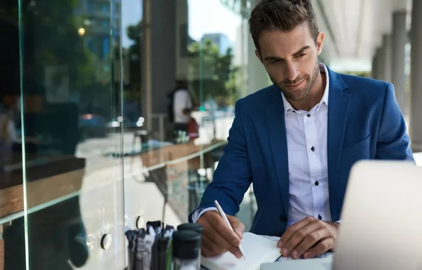 Giovane Uomo Affari Che Scrive Idee Quaderno Lavora Online Con — Foto Stock