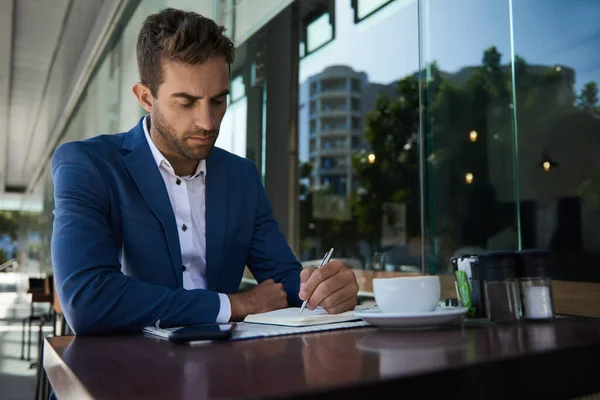 Gericht Jonge Zakenman Het Schrijven Van Ideeën Een Notebook Koffie — Stockfoto