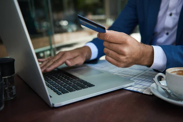 Primer Plano Hombre Negocios Sentado Afuera Una Mesa Café Usando — Foto de Stock