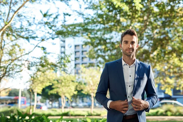 Retrato Joven Hombre Negocios Con Estilo Ajustando Solapa Chaqueta Mientras —  Fotos de Stock