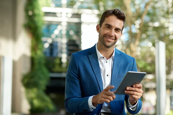 Retrato Jovem Empresário Sorrindo Trabalhando Online Com Tablet Digital Enquanto — Fotografia de Stock