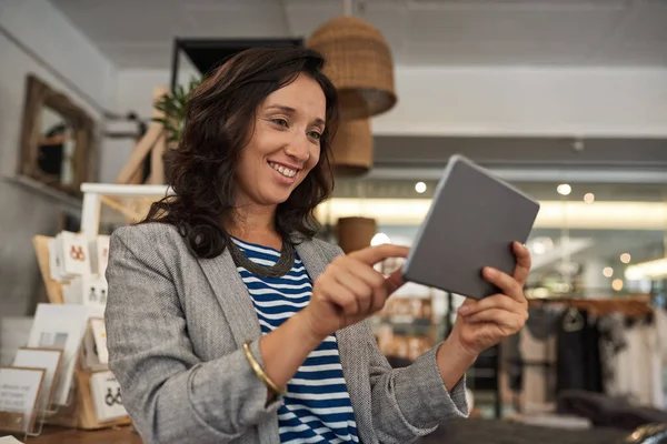 Jovem Mulher Asiática Sorrindo Usando Tablet Digital Enquanto Está Por — Fotografia de Stock